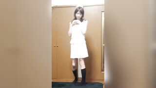 スレンダーな女装子がミニスカートをめくってオナニー