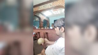 HOMBRE JOVEN SE COGE UN MELÓN ESTRECHO CON SU VERGA DE 18CM ????????