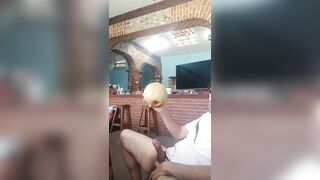 HOMBRE JOVEN SE COGE UN MELÓN ESTRECHO CON SU VERGA DE 18CM ????????