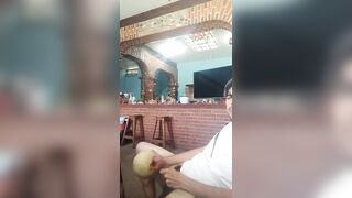 HOMBRE JOVEN SE COGE UN MELÓN ESTRECHO CON SU VERGA DE 18CM ????????