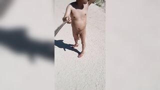 caminando desnuda en publico trans caliente con sandalias altas y plug anal muy puta nalgona