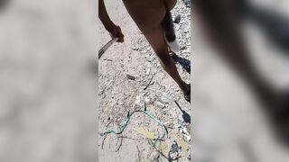 caminando desnuda en publico trans caliente con sandalias altas y plug anal muy puta nalgona