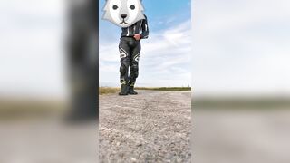 Motard ce branle au bord de la route