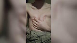 Je joue avec mes petits seins