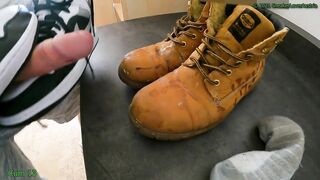 14 Cumshots on Docker Boots (slowmotion)