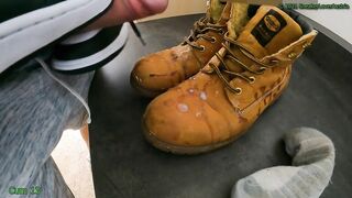 14 Cumshots on Docker Boots (slowmotion)