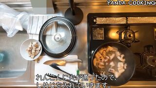 A man wearing pants makes stir-fried lotus root and pork