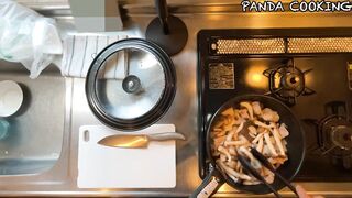 A man wearing pants makes stir-fried lotus root and pork