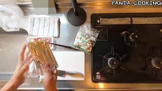 A man wearing pants makes stir-fried lotus root and pork