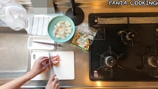 A man wearing pants makes stir-fried lotus root and pork