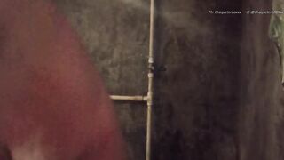 Masturbación en el baño Chico Sexy se Pajea en el baño mientras juega y muestra sus ricos Pies