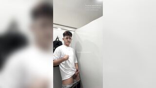 Masturbation Series: Nagjakol ako sa CR ng Mall