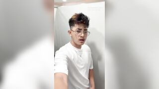 Masturbation Series: Nagjakol ako sa CR ng Mall