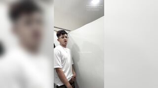 Masturbation Series: Nagjakol ako sa CR ng Mall