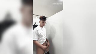 Masturbation Series: Nagjakol ako sa CR ng Mall