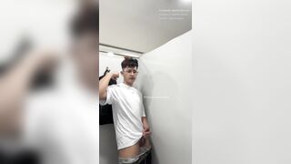 Masturbation Series: Nagjakol ako sa CR ng Mall