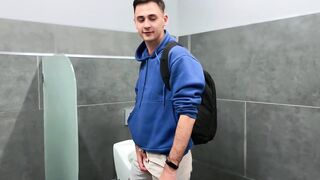Гей отсосал незнакомцу в общественном туалете