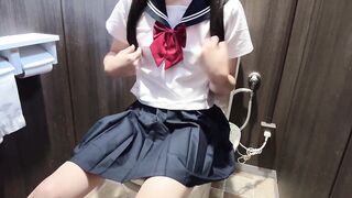 ????【女装】セーラー服の制服着てトイレでオナニー❤️