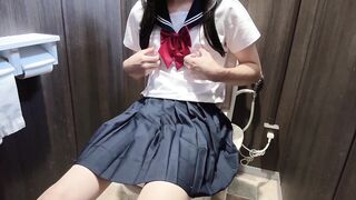 ????【女装】セーラー服の制服着てトイレでオナニー❤️