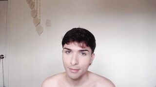 twink gay se queda solo en casa y se pone a jugar con su culo y un dildo de 24 centímetros