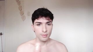 twink gay se queda solo en casa y se pone a jugar con su culo y un dildo de 24 centímetros