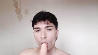 twink gay se queda solo en casa y se pone a jugar con su culo y un dildo de 24 centímetros