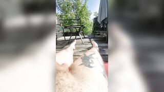 Sur la terrasse pris en plein délit par les voisins!